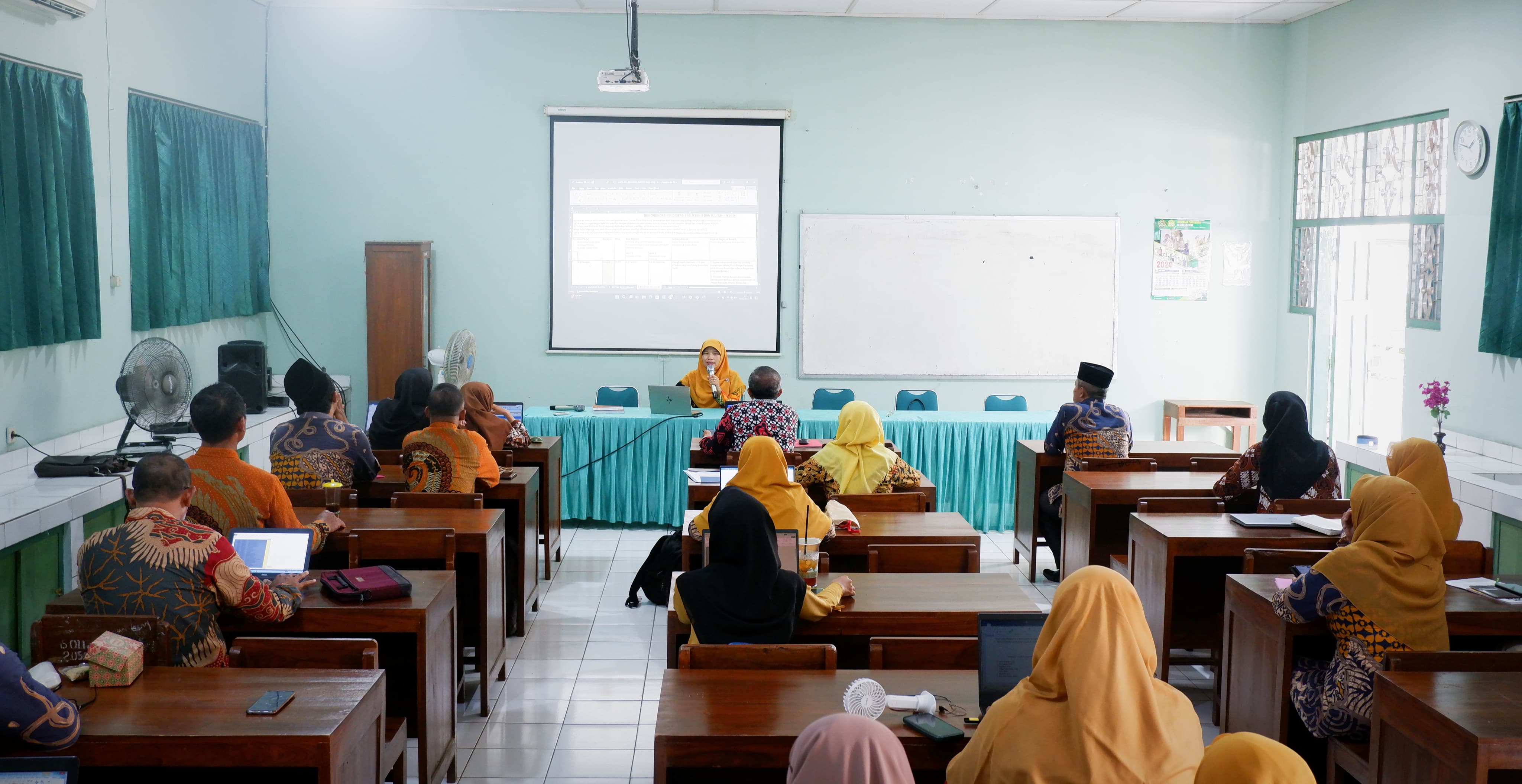 MTsN 5 Bantul Adakan Peninjauan Ulang Draf Kurikulum Bersama Pengawas